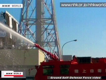 Пожарная машина заливает энергоблок АЭС Фукусима