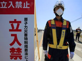 Пропускной пункт на границе 20-километровой зоны у АЭС Фукусима