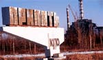 На въезде в город Припять стоит это сооружение, которое прекрасно смотрится на фоне Чернобыльской АЭС.