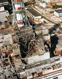 Еще одно фото разрушенного атомного реактора Чернобыльской АЭС с другого ракурса. Пилот и пассажиры вертолета в ходе осмотра 4-го энергоблока с воздуха получили большие дозы облучения.