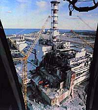 С высоты башенного крана 4-й блок Чернобыльской АЭС представляет собой страшное зрелище, и дает некоторое представление о том, какой силой располагали два взрыва, разрушившие атомный реактор и его здание.