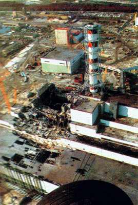 Фото с вертолета разрушенного взрывом 4-го блока Чернобыльской АЭС, из которого прямо в атмосферу поднимается и уносится ветром коктейль из смертельно опасных для всего живого радиоактивных элементов.
