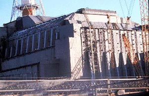 Укрытие над разрушенным реактором 4-го блока АЭС в Чернобыле, так называемый «саркофаг»