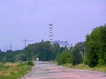 Дорога, ведущая к атомной станции в Чернобыле – фото