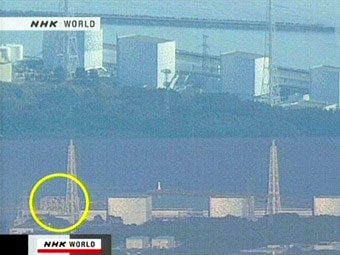 Снимок, на котором взрыв обрушил крышу и стену энергоблока японской АЭС