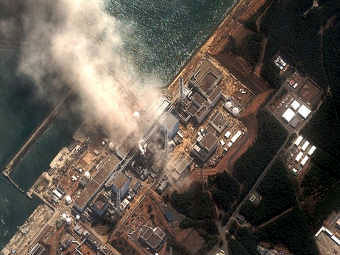 Вид сверху на АЭС Фукусима, пострадавшую от удара 10-метрового цунами