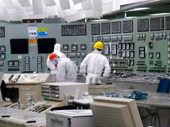 Обслуживающий персонал в зале второго реактора АЭС Фукусима