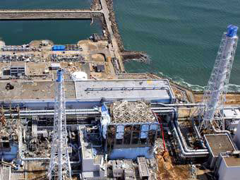 Вид сверху на разрушенную АЭС Фукусима