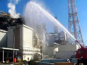 Пожарные заливают водой энергоблок Фукусима