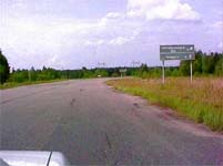 На этом перекрестке приходится принимать непростое решение: ехать прямо в город Припять, или направо к Чернобыльской АЭС