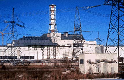 Чернобыльская АЭС во всей своей красе на фоне голубого неба – фото