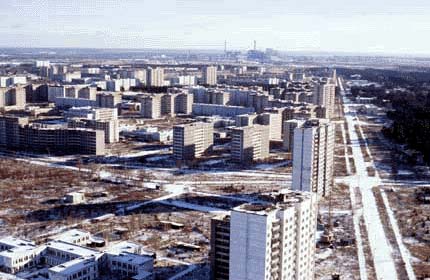 На переднем плане город Припять, а на горизонте виднеется Чернобыльская АЭС