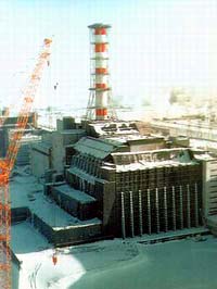 Покрытый сугробами снега саркофаг над 4-м блоком Чернобыльской АЭС